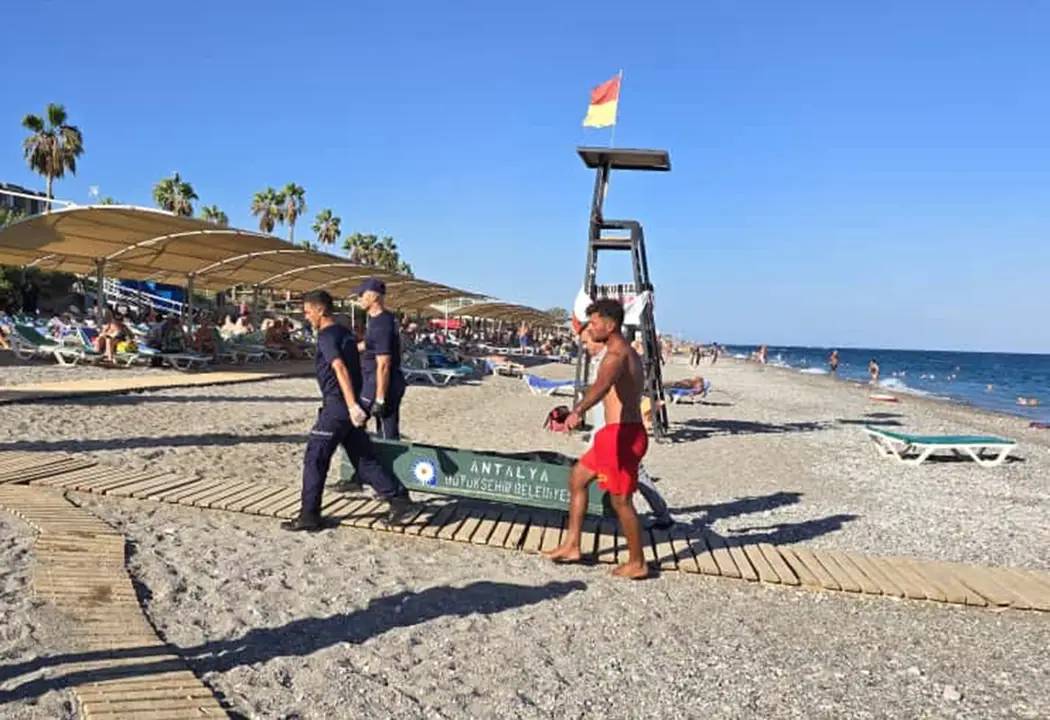 Paraşüt Teknesi Yüzen Turistin Üstünden Geçti 4